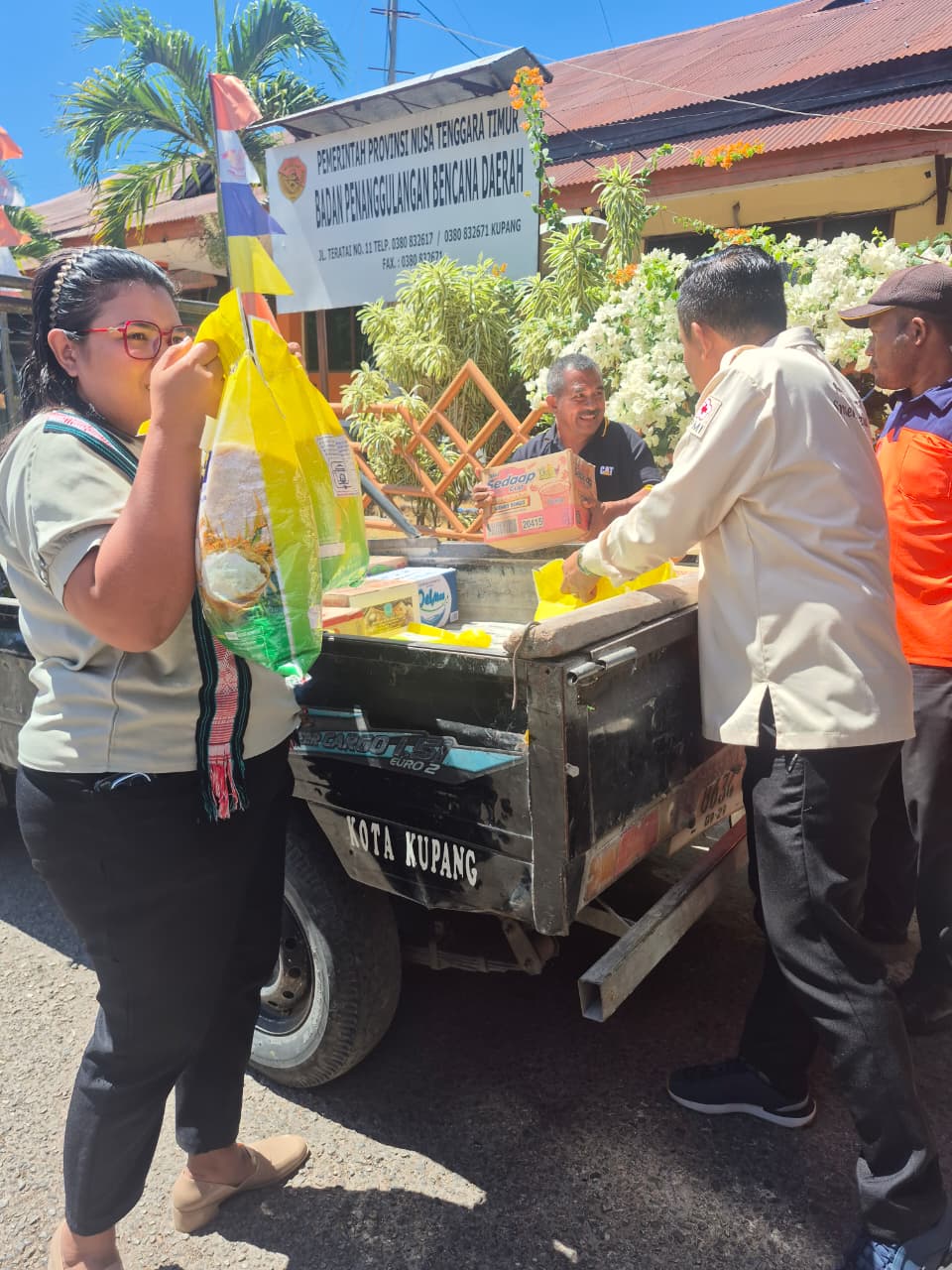 Keluarga Besar SMKN 1 Kupang Salurkan Bantuan Kemanusiaan bagi Korban Gempa Bumi Flores Timur