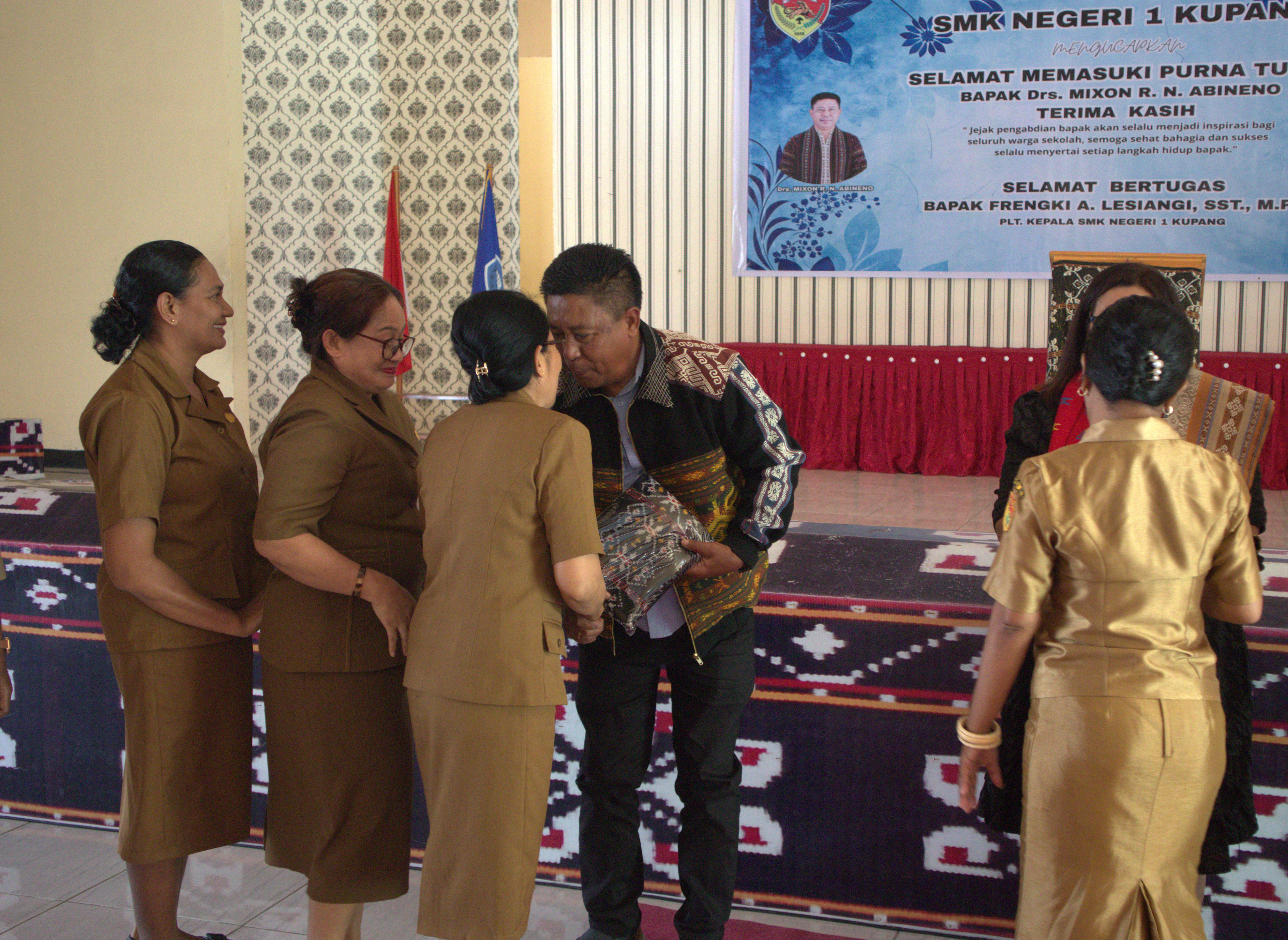 Temu Pisah Mantan Kepala SMKN 1 Kupang foto 2